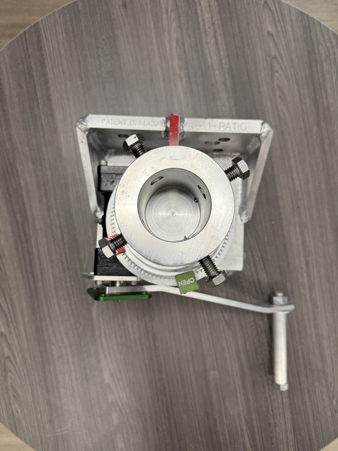 UGOR gear ring and slew drive detail, top-down view showing the toothed gear ring, four-position lock, and open-plate indicator